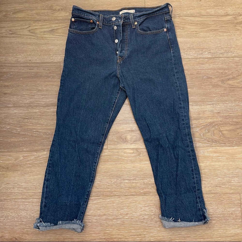 Dark wash Levi’s wedgie straight